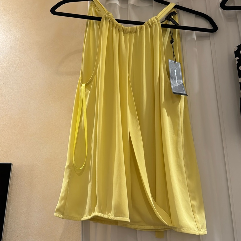 BCBG MaxAzria Blouse never worn tags on size XS